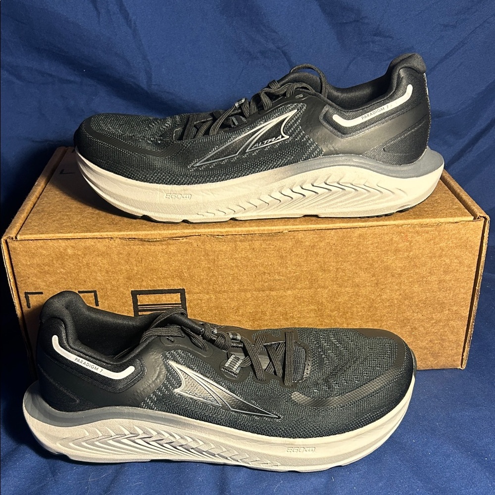 Altra- sneakers, black white, 8 women sw